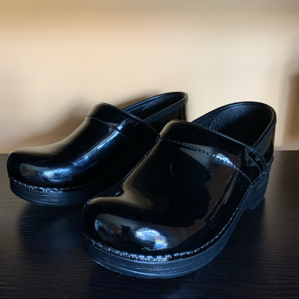 Dansko Patent Leather Clogs 35 EUC!